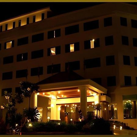 Sri U-Thong Grand Hotel Suphan Buri Exterior foto