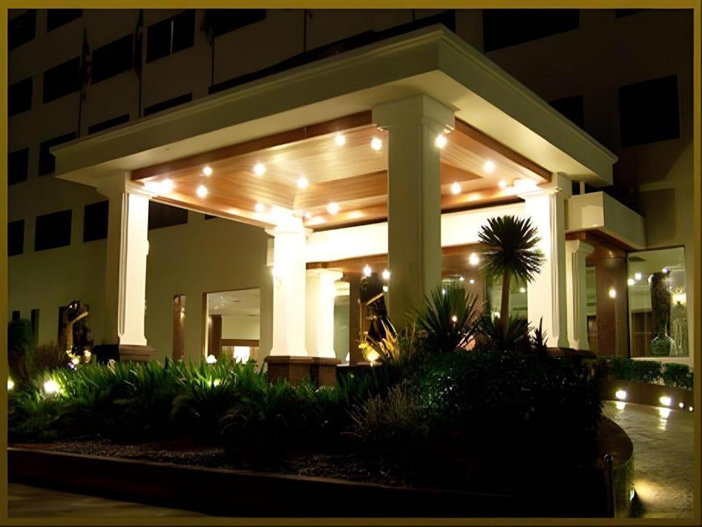 Sri U-Thong Grand Hotel Suphan Buri Exterior foto
