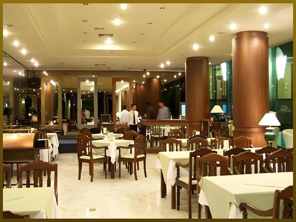 Sri U-Thong Grand Hotel Suphan Buri Exterior foto